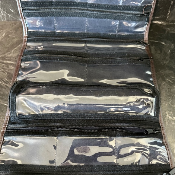 SILVER SAFEKEEPER Travel Toiletry Bags (2) - Picture 14 of 16